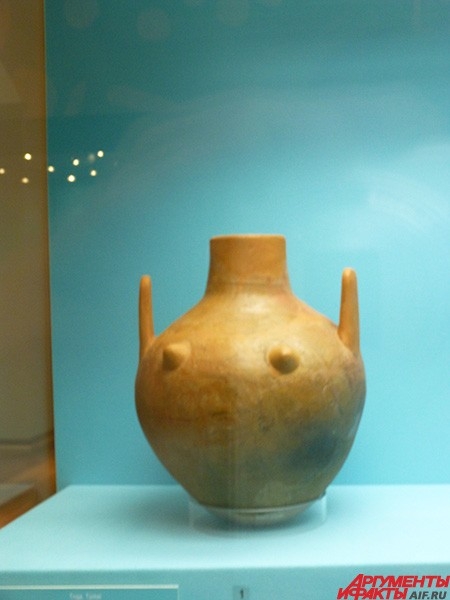 Антропоморфный сосуд. То есть в форме женщины. Заметим – кормящей. Скорее всего, предназначался для религиозных ритуалов, когда на жертвенник возливали молоко – наши предки очень почитали коров, что нашло отголоски в традиционной религии Индии.