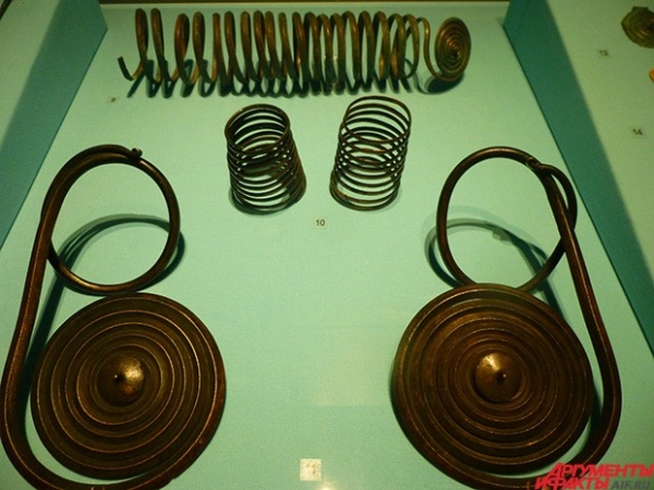 Это тоже украшения, но несколько победнее. Не золото, а бронза. Размер внушает уважение перед тем, кто его носил хотя бы недолго. Спиралевидный браслет аккурат от запястья до локтя. 