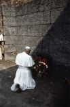Иоанн Павел II во время посещения бывшего концлагеря в Аушвитце. Июнь 1979 года.