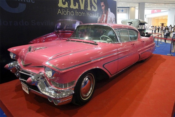 Cadillac Fleetwood Series 60 1954 года выпуска. Этот автомобиль стал первой машиной Элвиса Пресли. Через три месяца после покупки Cadillac сгорел из-за заклинивших тормозов, после чего знаменитый певец приобрёл себе ещё один экземпляр.