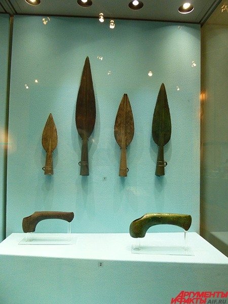 Копья и топоры Сейминско-турбинской культурной общности. Вообще говоря, настоящий феномен – вещи подобных типов находят на невообразимом пространстве – от Алтая и Хакассии до Финляндии. Удивительно красивые и соразмерные орудия убийства. 