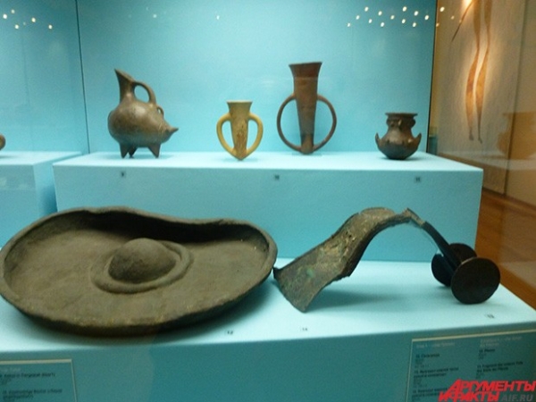 Та самая сковорода. Основная часть, круглая, хранится в Москве, середина ручки в Петербурге, навершие ручки – в Берлине. Когда-то она была единой, как Европа бронзового века. 