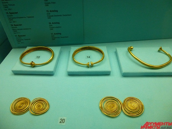 Золото тогда водилось не только в Трое, но и сильно севернее. И, кстати, по форме украшения были похожи. Браслеты, спиральки, в общем, один стиль, один (примерно) народ. Эти вот происходят из Центральной Европы – Польша, Германия.