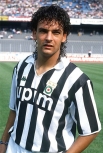 В 1990 году суперзвезда «Фиорентины» Роберто Баджо, несмотря на протесты болельщиков, перешёл в «Ювентус», в составе которого провёл следующие пять лет. Трансфер Баджо обошёлся «Старой Синьоре» в $19 млн, рекордную на тот момент сумму. В 1993 году Баджо в