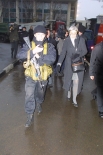 Через 10 часов Рошаль вместе с журналисткой Анной Политковской вернулся в здание, чтобы передать заложникам медикаменты и средства личной гигиены.