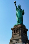 Статуя Свободы в Нью-Йорке считается не только символом города, но также «символом свободы и демократии». Эта статуя построена по проекту скульптора Фредерика Огюста Бартольди/ Это подарок французских граждан к столетию американской революции.