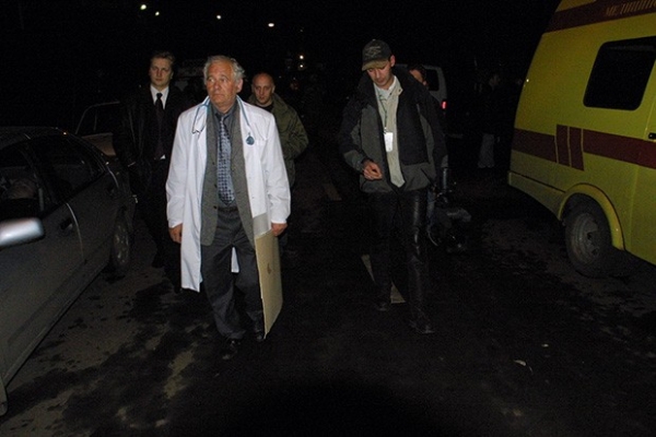 Позже, в ночь с 24 на 25 октября, в здание вошёл врач Леонид Рошаль, который полчаса осматривал заложников.