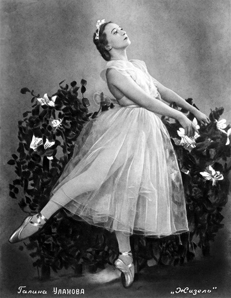 Галина Уланова была принята в Ленинградское хореографическое училище уже в девять лет. Её преподавателями были её мать Мария Романова и знаменитая Агриппина Ваганова.