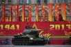 На параде, конечно, не обошлось без аутентичной военной техники, главной достопримечательностью которой стал легендарный танк Т-34.
