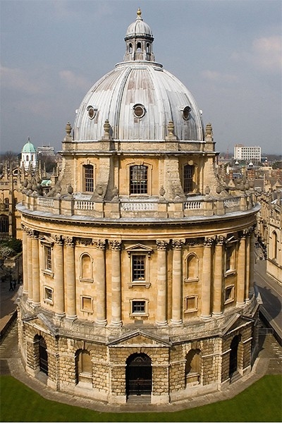 Бодлианская библиотека Оксфордского университета помимо звания старейшей в Европе также оспаривает с титул самого крупного книжного собрания страны у Британской библиотеки. В 1610 году Бодлианская библиотека получила право на получение обязательного экзем