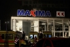 Обрушение крыши торгового центра Maxima в столице Латвии произошло около восьми часов вечера по московскому времени. Место происшествия сразу было оцеплено полицией, а к зданию отправлены отряды спасателей, пожарных и врачей.
