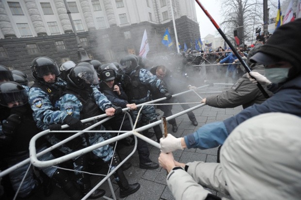 Впоследствии митинг протеста перерос в стычки с милицией