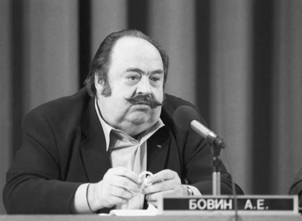 Александр Бовин на протяжении почти 20 лет был ведущим еженедельной передачи «Международная панорама». Тележурнал состоял из нескольких рубрик, так или иначе связанных с экономической и политической повесткой в мире.