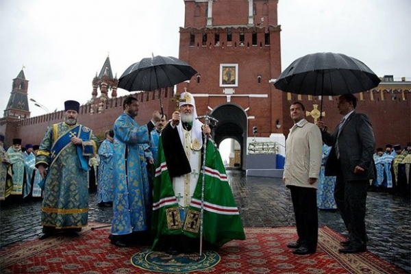 Патриарх Кирилл и Дмитрий Медведев на церемонии открытия надвратной иконы на Спасской башне Кремля, 2010 год.