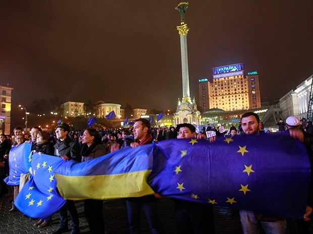 Сообщения о том, что власти Украины приостановили процесс подготовки к подписанию соглашения об ассоциации с ЕС появились около шести вечера по московскому времени.