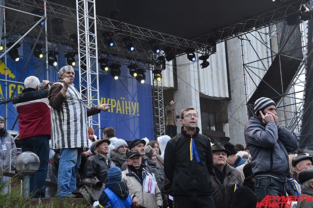 Люди на подходе и непосредственно на Европейской площади. Некоторые предстали тут как на театральных подмостках