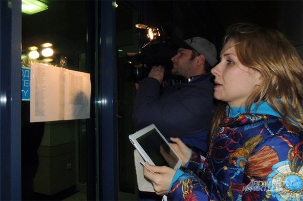 Список погибших был вывешен уже в 21:30 на входе в терминал аэропорта. Прибывшие туда родственники погибших провели в зале ожидания всю ночь.