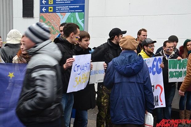Студенты выступают и агитируют за ассоциацию Украины с Евросоюзом
