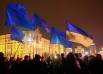 В результате всех этих событий к десяти вечера по местному времени (около полуночи по Москве) на главной киевской площади Майдан собрались около полутора тысяч человек сторонников интеграции с Евросоюзом. Митингующие держали в руках флаги ЕС и скандировал