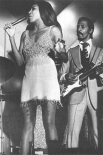 Первоначально Анна не впечатлила Тёрнера, однако та настойчиво просилась к нему в группу и двумя годами позже стала вокалисткой и ведущей шоу музыканта, выступая под псевдонимом Маленькая Энн. Прорывом в сотрудничестве Анны и Айка стал 1960 год, когда 21-