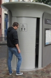 Самым продуманным туалетом можно признать публичные кабинки на улицах Парижа. Система, насколько это возможно, автоматизирована и начинена несколькими датчиками, которые позволяют через 60 секунд после ухода посетителя запустить цикл полной дезинфекции.
