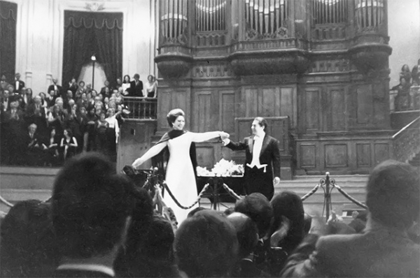 В начале семидесятых Мария Каллас снова попыталась вернуть себе громкое имя в мире оперы и дала несколько концертов в Европе, однако большим успехом или вниманием общественности эти выступления удостоены не были.