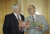 С президентом РФ Борисом Ельциным на вручении Государственных премий в области литературы и искусства, 1995 год.