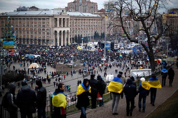 На момент утра 6 декабря обстановка в Киеве остаётся спокойной, однако в ключевых местах – на Майдане Незалежности, в здании киевской администрации и у Верховной Рады – остаются большие скопления людей. Остаются наготове и правоохранительные органы, котор