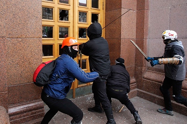 Представителям ультранационалистических сил удалось ворваться в здание киевской администрации, после чего они заявили о том, что ситуация внутри здания под контролем и внутри царит порядок.