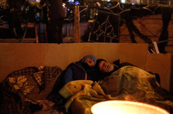 Помимо этого оппозиционеры воздвигли на площади баррикады. Люди спят по сменам, чтобы поддерживать занятую территорию под постоянным наблюдением.