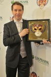 Евгений Миронов с наградой «Золотая маска», одной из самых престижных театральных премий России. 2012 год.