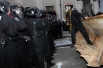 Стычки с милицией переместились к зданию администрации президента в Киеве.