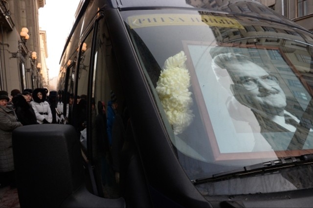 У здания театра также собрались поклонники Юрия Яковлева, которые в свою очередь хотели проститься с актёром.