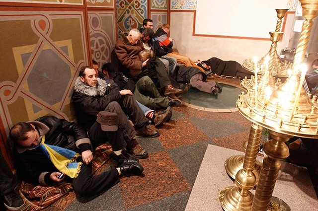 Также в Михайловском Златоверхом монастыре желающие могут переночевать, чтобы не мёрзнуть на морозных улицах.