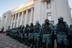 К новым акциям готовится и местная милиция. Отряды «Беркута» плотным кольцом окружили здание Верховной рады Украины, не пуская к зданию митингующих.