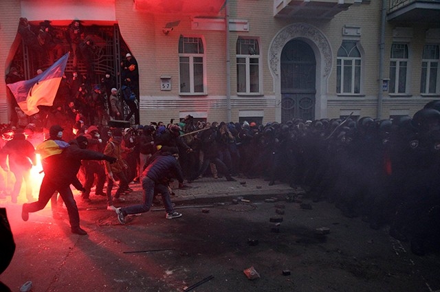 Столкновения активистов с полицией продолжались до позднего вечера.