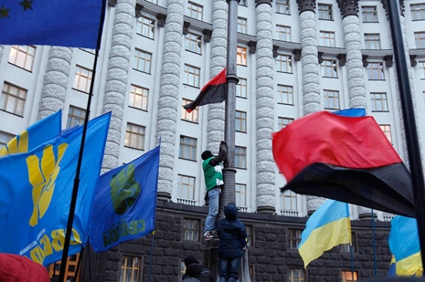 Пикеты продолжаются и у здания Верховной Рады Украины. Митингующие развесили национальные флаги страны, где-то видны флаги ЕС, среди которых националисты также подняли свои чёрно-красные флаги.