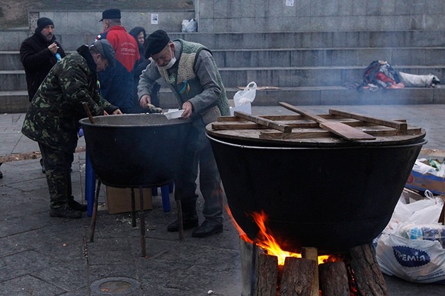 Также здесь организована полевая кухня. Митингующие готовят пищу в больших котлах прямо на площади из продуктов, которые приносят сами или централизованно.