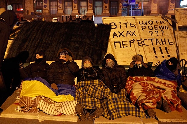 Тем не менее, многие предпочитают оставаться на площади и ночуют практически на земле.