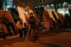 На самой площади Майдан протестующие из подручных средств соорудили баррикады.