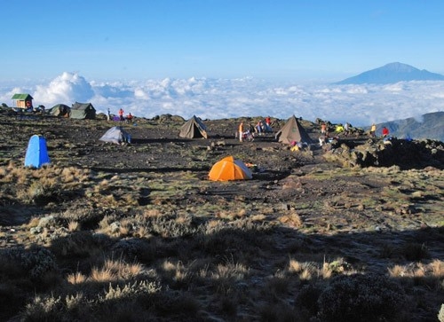Африка. Восхождение на Килиманджаро. Вдали - вулкан Меру.