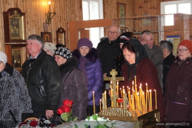 Церковь, в которой поставили гроб, была открыта всю ночь с 4 на 5 апреля