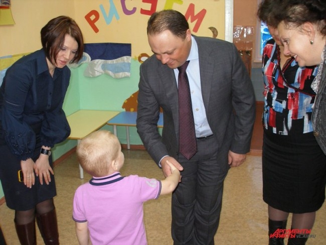 После торжественного открытия, сотрудники детского сада провели экскурсию для мэра