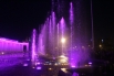 Разноцветные фонтаны на площади труда