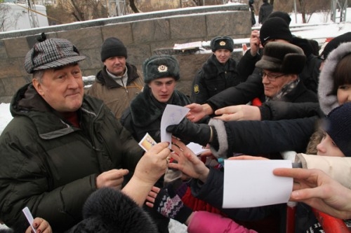 Поклонники знаменитого свёкра не хотели уходить без автографа