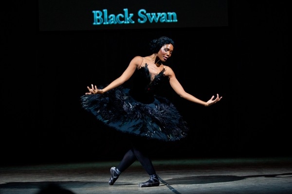 Африканская балерина исполняет партию Черного лебедя