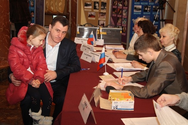 Губернатор получает бюллетень