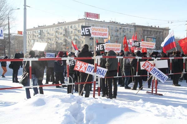 Сторонники Путина вышли со своими плакатами