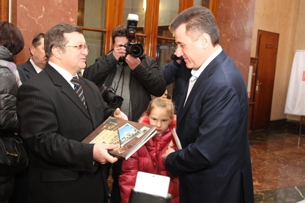 Губернатору подарили книгу о Волгограде