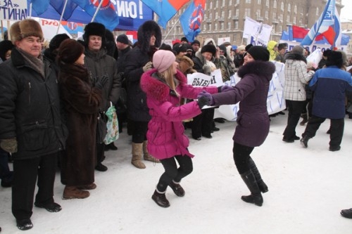 Чтобы согреться на морозе, митингующие пускались в пляс